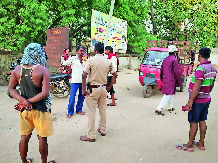 तरारी थाना के समीप शव के साथ परिजन और पुलिस।