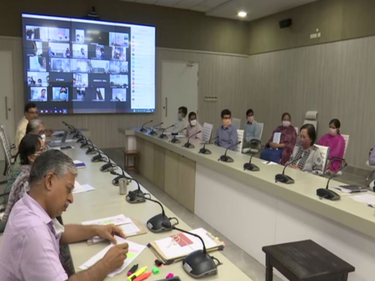 यह तस्वीर लखनऊ की है जहां शुक्रवार देर शाम को यूपी के सभी जिलों में ट्रूनेट मशीनें लगाने का शुभारम्भ किया गया। इसके बाद अब लोगों की कोविड जांच की रिपोर्ट जल्दी मिल सकेगी।