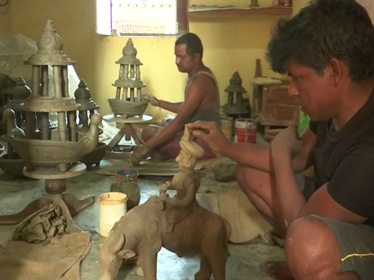 यह तस्वीर गोरखपुर की है। यहां लॉकडाउन की वजह से मूर्तिकारों के सामने रोजी रोटी का संकट पैदा हो गया है। शिल्पकारों की तरफ से मूर्तियां तो बनाई जा रही हैं लेकिन खरीदने वाला कोई नहीं मिल रहा है। 