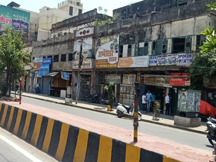 यह तस्वीर वाराणसी की है जहां रविवार को सुबह ही शहर के व्यस्ततम इलाके कमच्छा में सन्नाटा देखा गया।