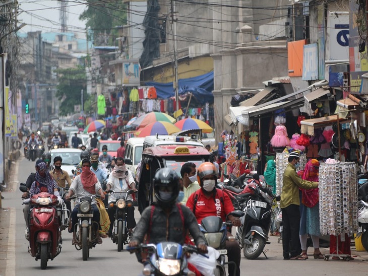 तस्वीर मालवीय रोड की है। यहां आम दिनों के मुकाबले भीड़ कम थी, मगर सोशल और फिजिकल डिस्टेंसिंग का अंदेखी करते लोगों को देखा गया।