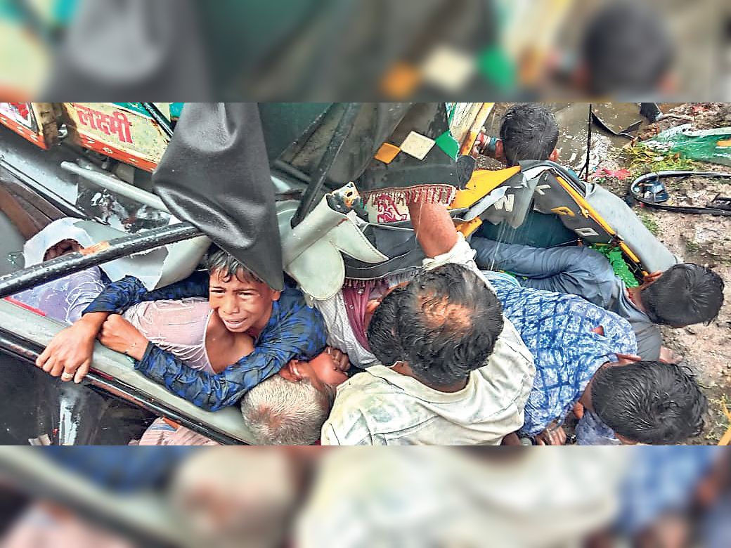 This child survived in a pile of dead bodies Truck in Gaya crushed