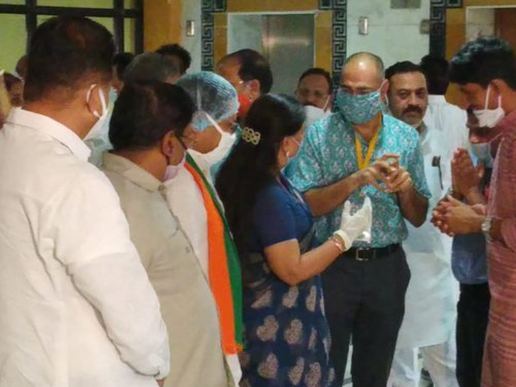 विधानसभा में पूर्व मुख्यमंत्री वसुंधरा राजे भाजपा के विधायकों से बात करते हुए।