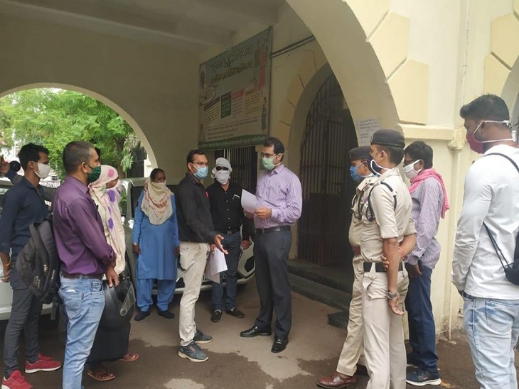 रायपुर के कलेक्टोरेट परिसर में तहसीलदार को ज्ञापन भी सौंपा गया।