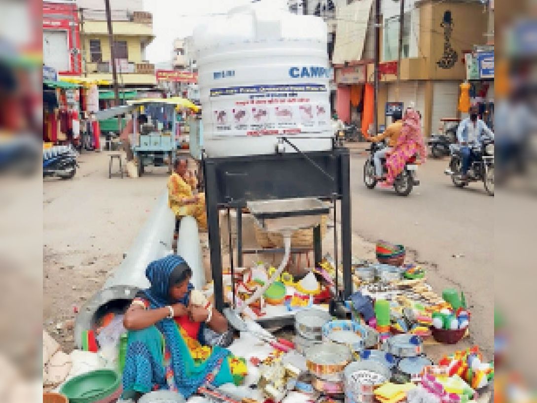 Shops under hand washing machine, vanishing handwash and taps हाथ