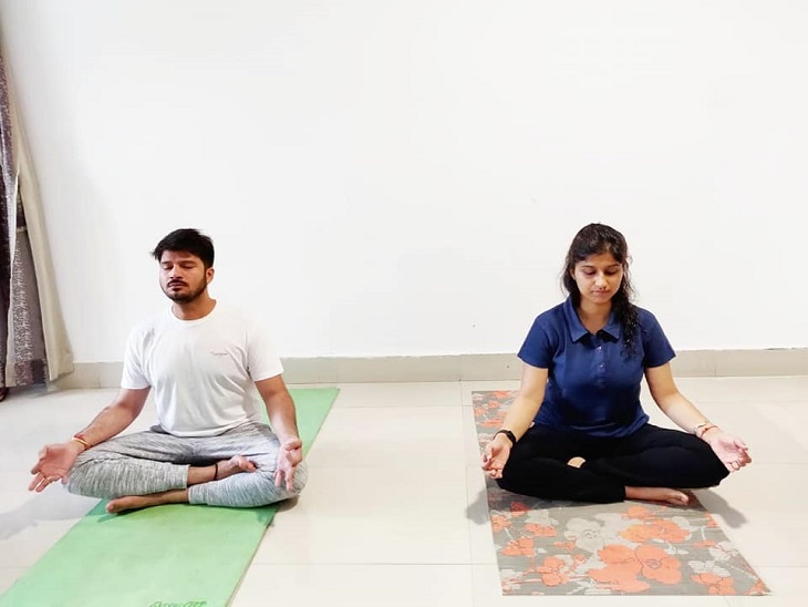 तस्वीर दंतेवाड़ा की है। कलेक्टर अपनी पत्नी के साथ योग करते हुए योग विद फैमली का मैसेज देते नजर आए।
