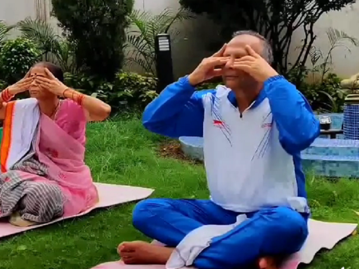 तस्वीर रायपुर की है। गृहमंत्री ताम्रध्वज साहू ने आम लोगों से भी योग करने की अपील की।