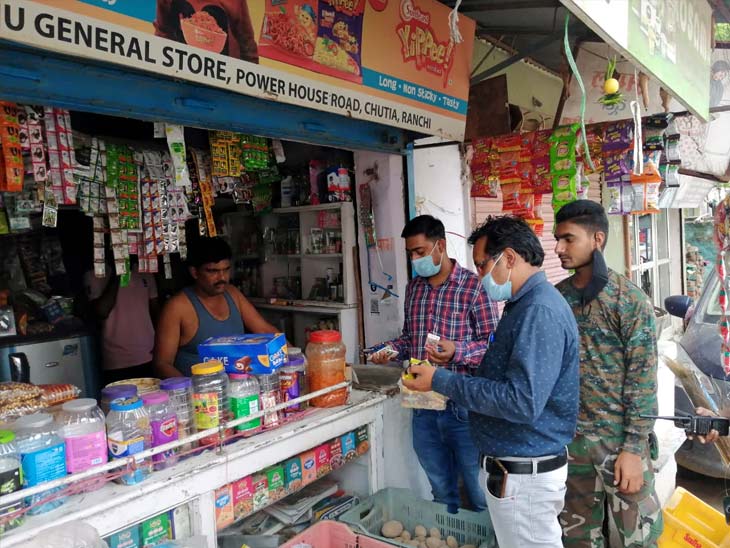 Ranchi Action started on gutkha and cigarette smokers, fine was cut रांची गुटखा और सिगरेट