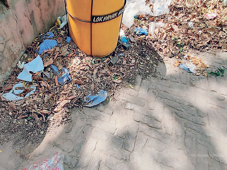 यूज्ड मास्क और ग्लब्स ।