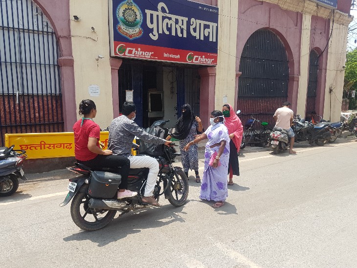 तस्वीर कोतवाली थाना रायपुर की है। बाइक पर पीछे बैठी युवती ने मास्क को गले पर लटका रखा था। कुछ देर बहस करने के बाद इसने अपनी गलती मानी।