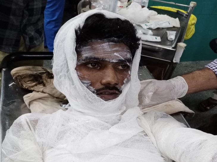 युवक को घायल अवस्था में अस्पताल में ले जाया गया।
