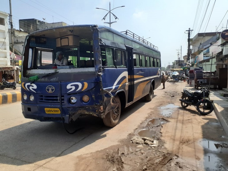 यही बस दुर्घटनाग्रस्त हुई। ड्राइवर की मौत के बाद उसके परिवार को कंपनी की तरफ से मदद का इंतजार है।