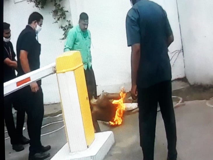 तस्वीर रायपुर की है। सीएम हाउस के बाहर धमतरी के रहने वाला हरदेव इस तरह खुद को आग लगाकर गिर पड़ा, सुरक्षाकर्मियों ने उसकी जान बचाई।