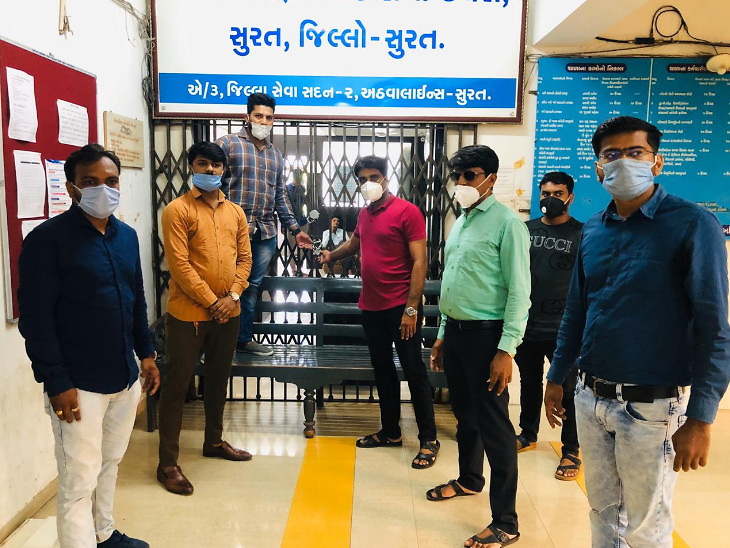 Youth Congress holds lock on DEO office in Surat against fees in the