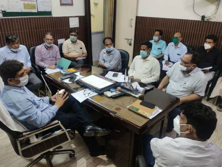 मेरठ में डोर-टू-डोर स्क्रीनिंग को लेकर वरिष्ठ अधिकारियों ने बुधवार देर शाम बैठक की।