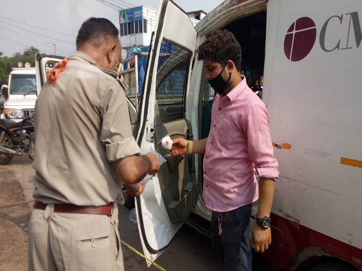 मौके पर पहुंची पुलिस ने जांच शुरू कर दी है, पुलिस को मौके से कुछ अहम सुराग मिले हैं, अधिकारी आरोपियों को जल्द पकड़ लेने का दावा कर रहे हैं।