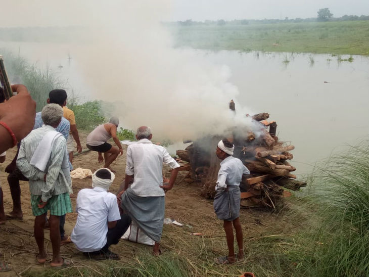 शहीद महेश यादव का शनिवार को अंतिम संस्कार किया गया।