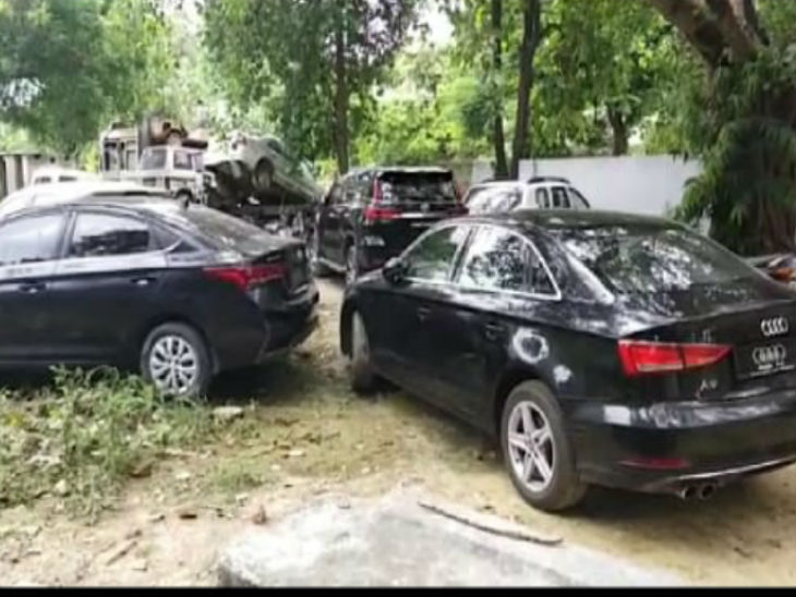 कानपुर में बरामद हुई तीन लग्जरी गाड़ियां।