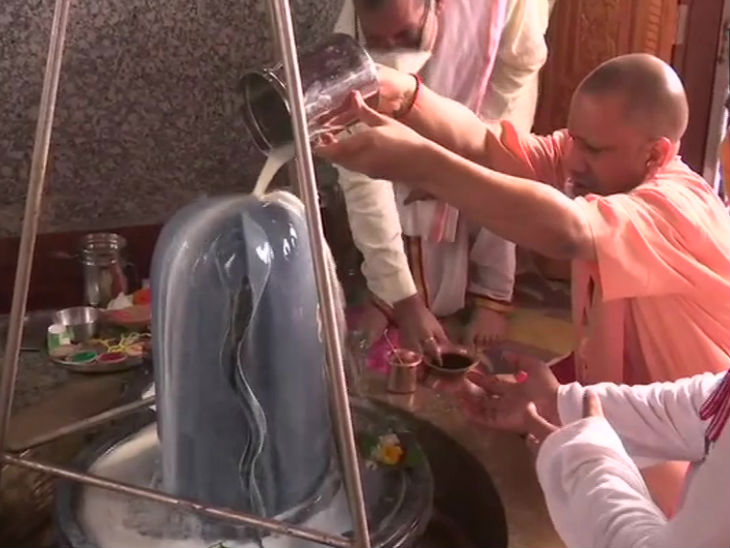 योगी ने सावन के पहले सोमवार के दिन किया रुद्राभिषेक।