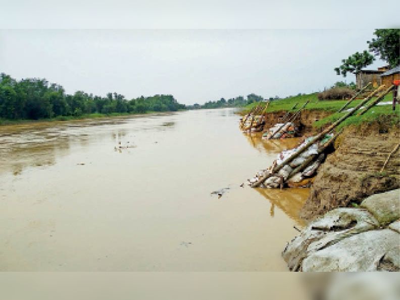 2.17 lakh cusecs of water released from Kosi barrage, flood risk on one  lakh population, Kamla in Jayanagar 3 cm above danger mark | कोसी बराज से  छोड़ा 2.17 लाख क्यूसेक पानी,