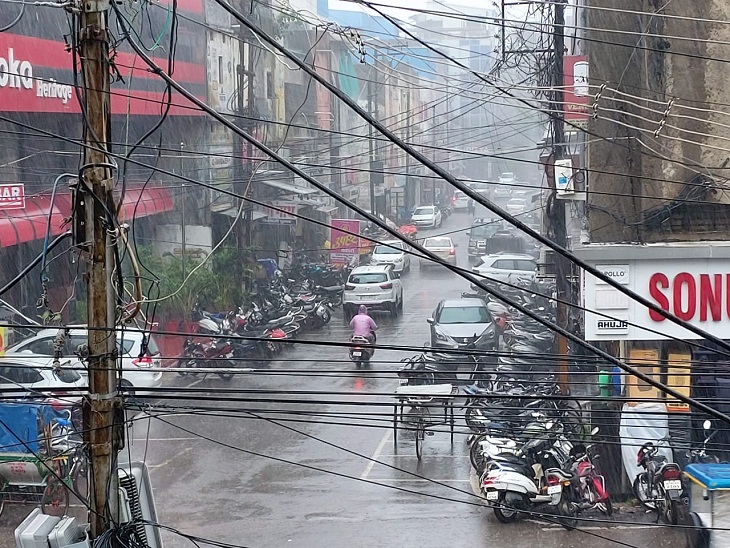 तस्वीर रायपुर के एमजी रोड की है। दोपहर के वक्त करीब 45 मिनट तक तेज बारिश में शहर सराबोर दिखा।