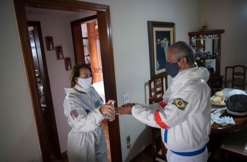 Unique Way To Avoid Coronavirus: Brazilian Couple Wear Spacesuits, People Take Photos And Selfies | स्पेस सूट में ब्राजील का यह कपल वॉक करने निकलता है, लोग फोटो और सेल्फी लेने के लिए पीछे पड़ जाते हैं 3