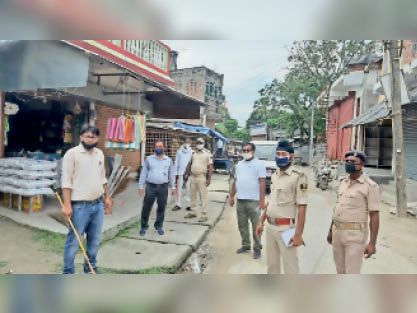 दुकानों को बंद करवाते डीसीएलआर।
