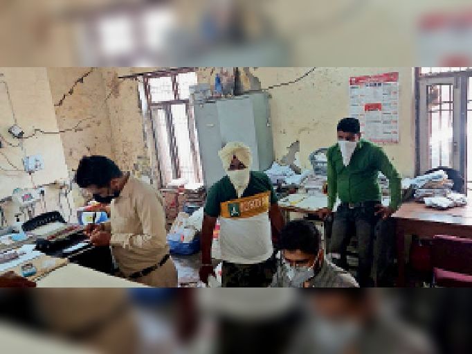 Zirakpur post office wall may fall, employees work while standing