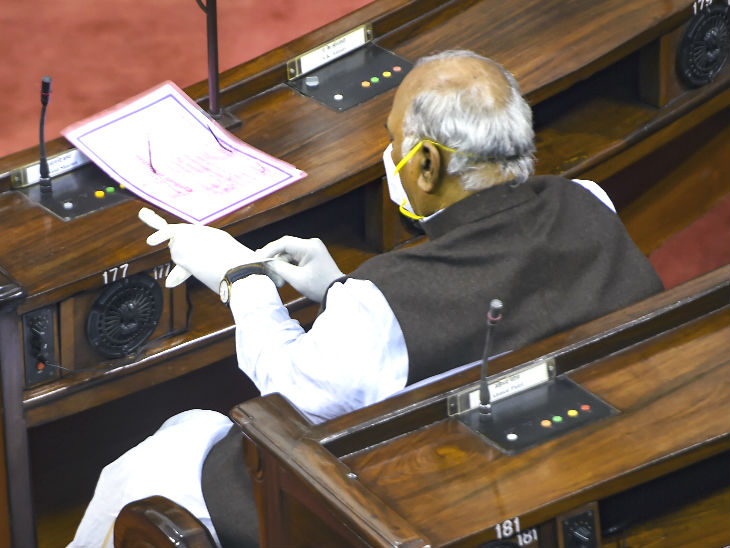 Observance of Social Distancing in the House; Digvijay arrives with his wife, Kharge is seen wearing gloves | सदन में सोशल डिस्टेंसिंग का पालन दिखा; दिग्विजय पत्नी समेत पहुंचे, खड़गे ग्लव्स पहने दिखे 1