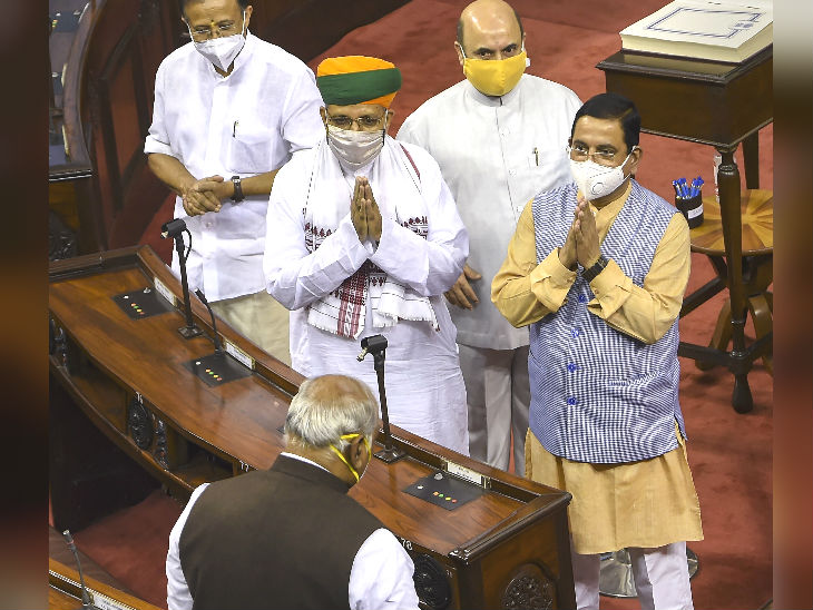 Observance of Social Distancing in the House; Digvijay arrives with his wife, Kharge is seen wearing gloves | सदन में सोशल डिस्टेंसिंग का पालन दिखा; दिग्विजय पत्नी समेत पहुंचे, खड़गे ग्लव्स पहने दिखे 2