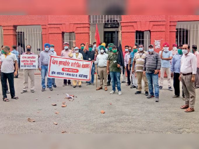 सैलरी कटौती से भड़के अस्पताल मुलाजिम; मटके फोड़े, जताया रोष Hospital