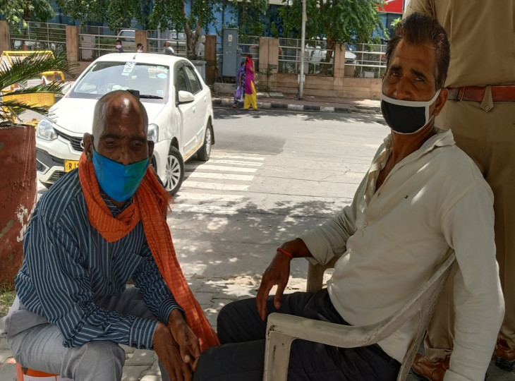 By the help of google jaipur traffic Policeman introduced two missing brothers in lockdown who were separated nine years ago in kota rajasthan | लॉकडाउन में ट्रैफिक पुलिसकर्मी ने डेढ़ महीने तक गूगल सर्च पर की खोजबीन, नौ साल पहले बिछुड़े दो भाइयों को मिलवाया