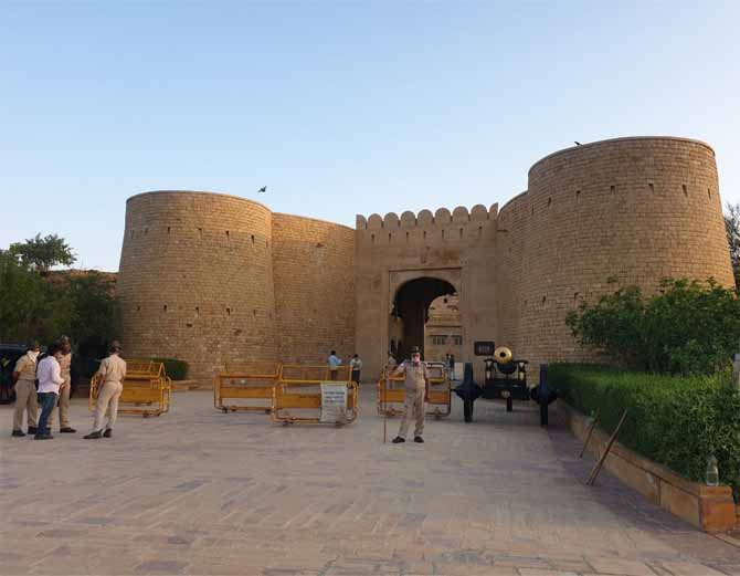 राजस्थान की राजनीति:स्वर्ण नगरी की शाही मेहमान नवाजी का आनंद ले रहे है गहलोत समर्थक विधायक