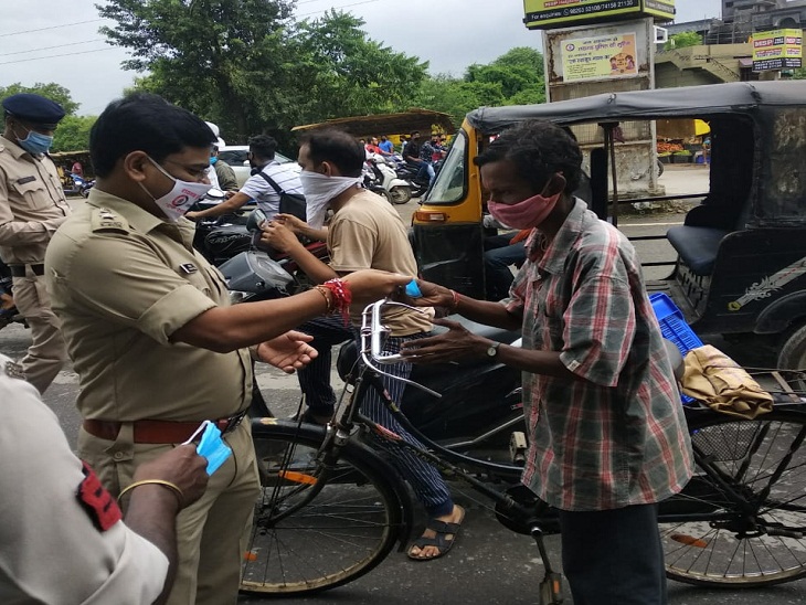 तस्वीर रायगढ़ की है। एसपी संतोष सिंह अपनी टीम के साथ शहरी इलाके में लोगों को मास्क बांट रहे थे और कोरोना से बचाव के लिए किए जाने वाले उपायों के बारे में भी बताया।