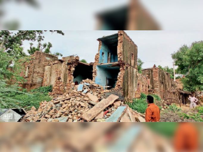 बारिश से दो मंजिला मकान ढहा, 11 वर्षीय बालिका की मौत, मां और बड़ी बहन घायल