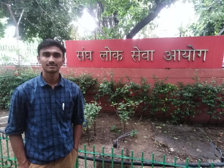 तस्वीर आयुष की है। उन्होंने बताया इंटरव्यू में जाने से पहले पीपीई किट और दस्ताने दिए गए थे, इसे ही पहनकर हमने इंटरव्यू दिया।