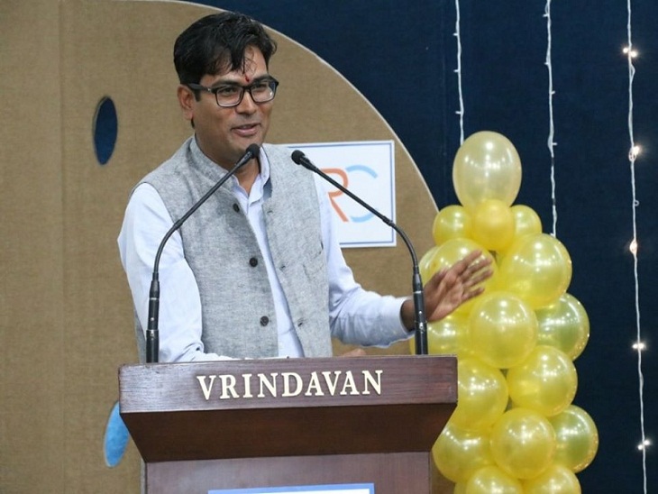 तस्वीर रायपुर के पूर्व कलेक्टर ओपी चौधरी की है। प्रदेश के चर्चित आईएएस रहे हैं और इन दिनों युवाओं को यूपीएससी की गाइडेंस देने का काम कर रहे हैं।