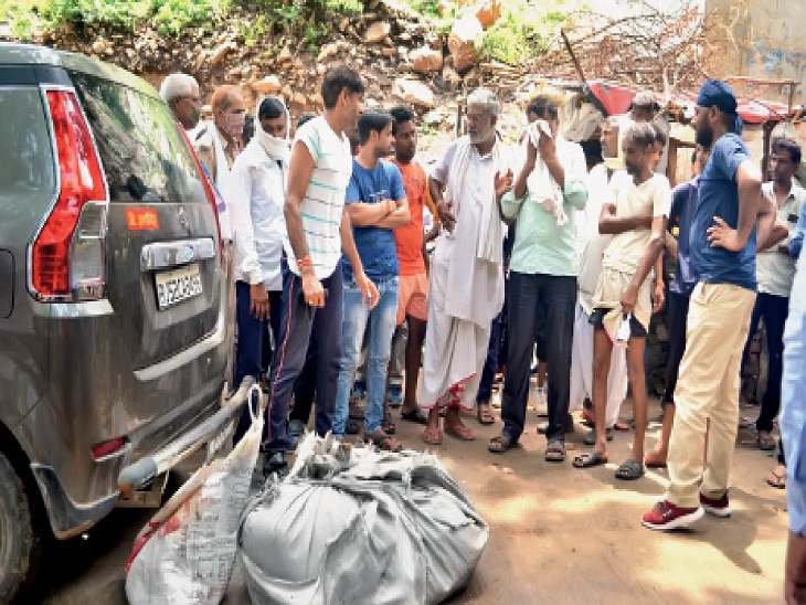 अलवर गरवाजी: पहाड़ से 200 किलो का पत्थर टूटकर गिरा, झरने में नहाते विक्रम के दो टुकड़े, माैत, दाेस्त बचा