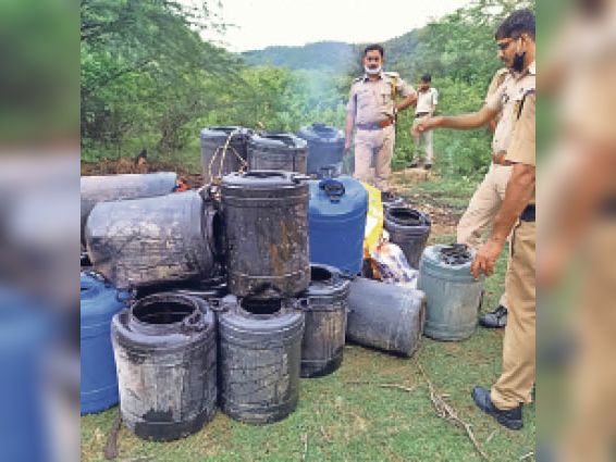 तालाब में डुबाे रखे थे ड्रम, आबकारी की टीम ने 103 ड्रम से 5150 लीटर शराब जब्त की, 5 आरोपी गिरफ्तार