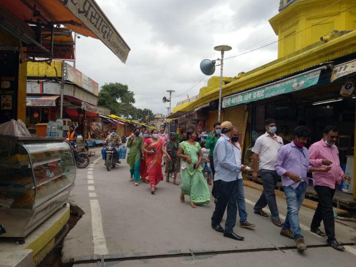 Ayodhya Live Report : After Bhumipujan, 10 times the crowd grew to see Ramlala,Sant said,now Ramrajya-like Atmosphere | भूमिपूजन के बाद रामलला के दर्शन के लिए भीड़ 10 गुना बढ़ी, एक दिन में 3 हजार से ज्यादा लोग दर्शन कर चुके थे 3