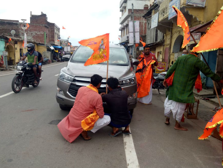 Ayodhya Live Report : After Bhumipujan, 10 times the crowd grew to see Ramlala,Sant said,now Ramrajya-like Atmosphere | भूमिपूजन के बाद रामलला के दर्शन के लिए भीड़ 10 गुना बढ़ी, एक दिन में 3 हजार से ज्यादा लोग दर्शन कर चुके थे 7