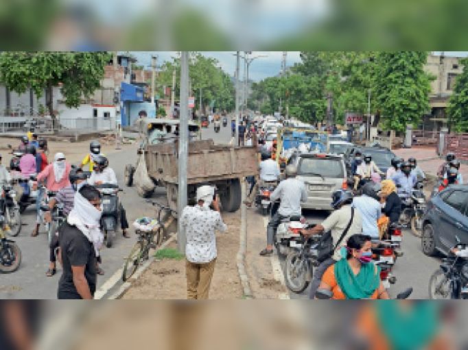 11 बजे बाद बाजार बंद, पुलिस ने लॉकडाउन क्षेत्र में वाहनों को जाने से रोका तो लगा जाम