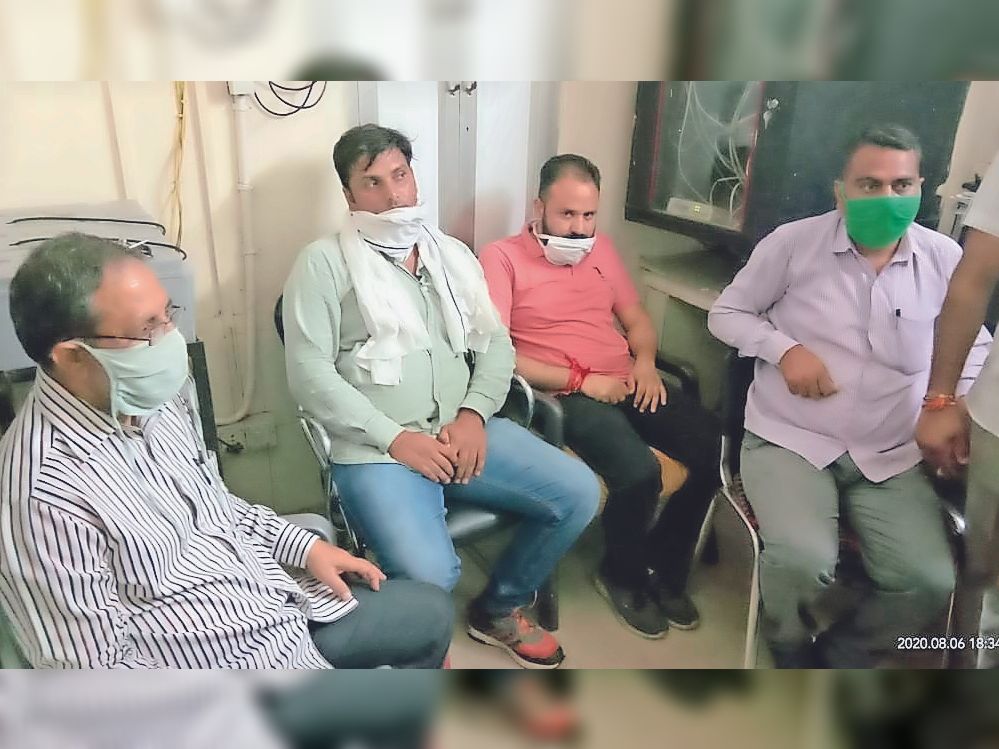 बहरोड़ नपा ईओ सहित चार अधिकारी और एक दलाल रिश्वत लेते हुए गिरफ्तार