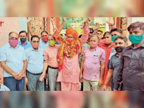 चांदी की ईंट भेंट कर अयोध्या से लौटे ठिकाना गंगाबाग केे महंत प्रकाशदास