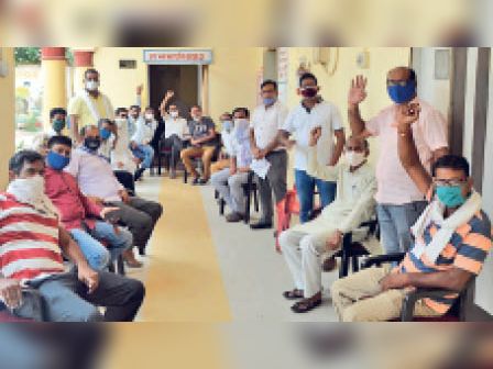 मुख्य सफाई निरीक्षक के पक्ष में पार्षदों का प्रदर्शन