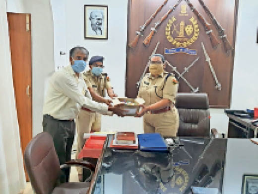 पुलिस कर्मियों के लिए होम्योपैथिक दवा की 2300 किट एसपी को सौंपी