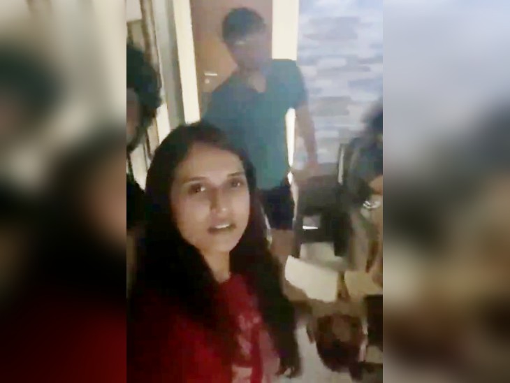 दावा किया जा रहा है कि यह वीडियो 8 जून की रात का है। इसे दिशा ने अपने दोस्तों के वॉट्सएप ग्रुप में पोस्ट किया था। हालांकि, इस वीडियाे को लेकर कोई आधिकारिक पुष्टि नहीं हुई है। भास्कर भी इस वीडियो की पुष्टि नहीं करता है। - Dainik Bhaskar