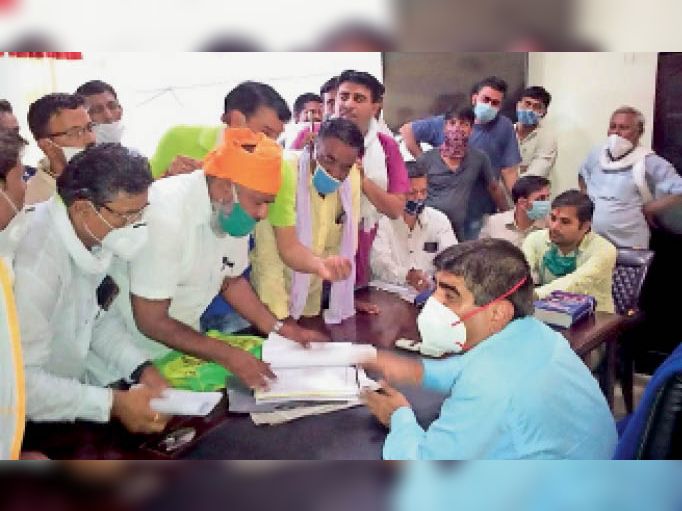 दौसा नप आयुक्त के खिलाफ जांच के लिए दल पहुंचा, सभापति के विरुद्ध लोगों ने की नारेबाजी