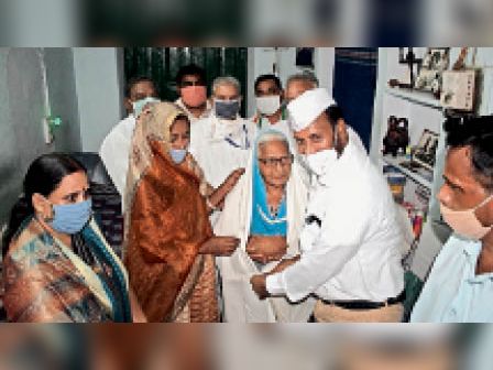 कांग्रेसजनाें ने स्वतंत्रता सेनानी पुष्पा शर्मा का घर पर जाकर किया सम्मान