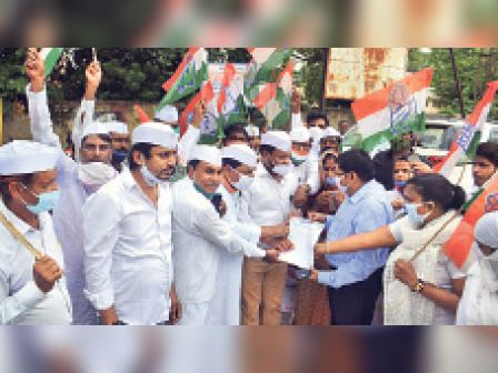 लाेकतंत्र बचाने काे सेवादल ने निकाली तिरंगा यात्रा, एडीएम काे सौंपा ज्ञापन